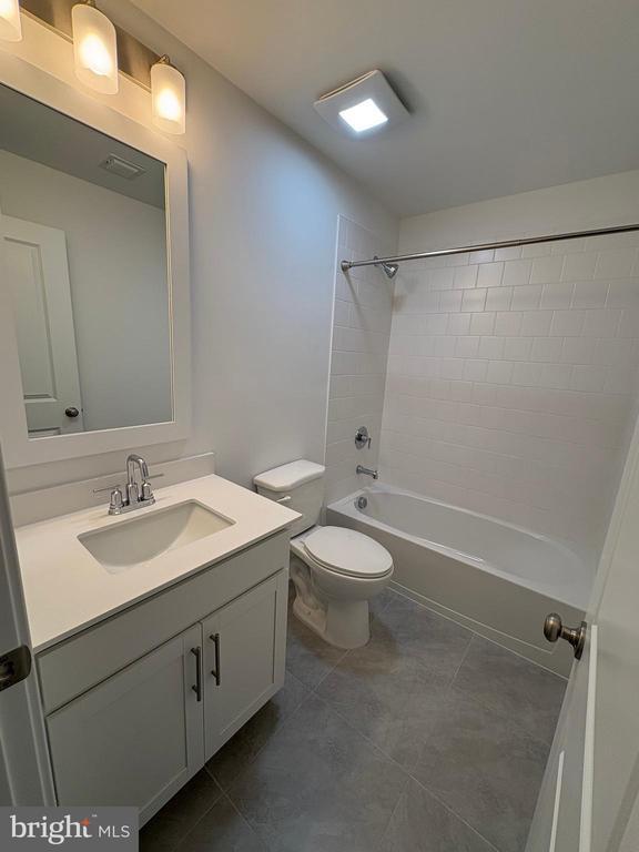 Building Photo - 55 Basswood St