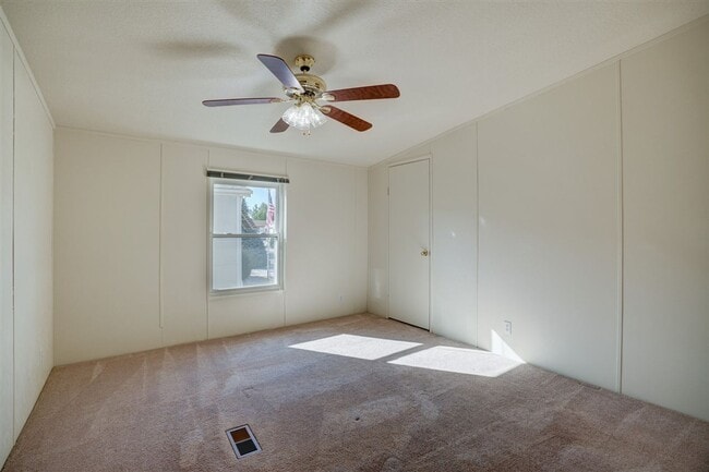 Building Photo - 3 bedroom, 2 bathroom home in 55+ Community of The Villages at Lynx Creek