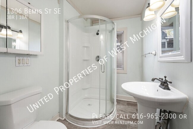 Building Photo - Available Now | 3 Bedroom 1 Bath Lower Lev...
