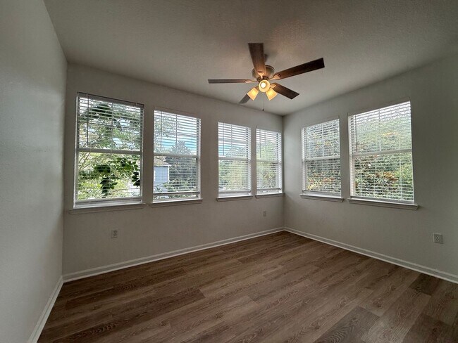 Building Photo - Bright and updated 3-bedroom, 2-bath condo