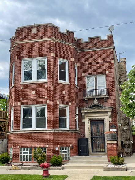 Building Photo - 4112 W Addison St