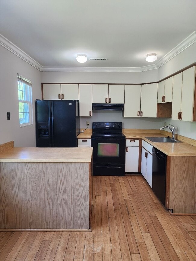 Building Photo - COMING SOON - TOWNHOUSE IN NEWARK/BEAR AREA