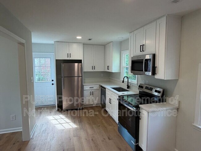 Building Photo - 1712 Blandford Dr