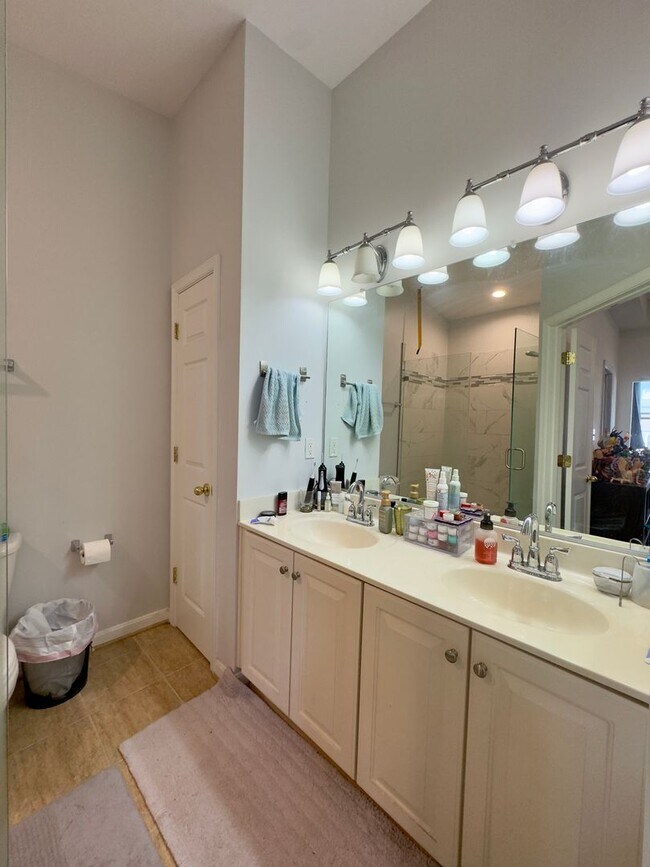 Building Photo - Modern 3-Bedroom Townhome with Stylish Fea...