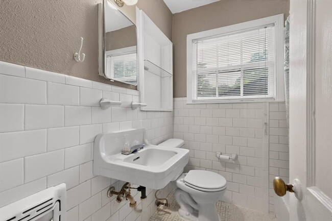 Building Photo - 3100 Breeze Terrace