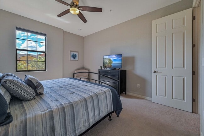 Building Photo - AVAILABLE April - 2/2.5 Townhome with 1 Car garage in Paseo!