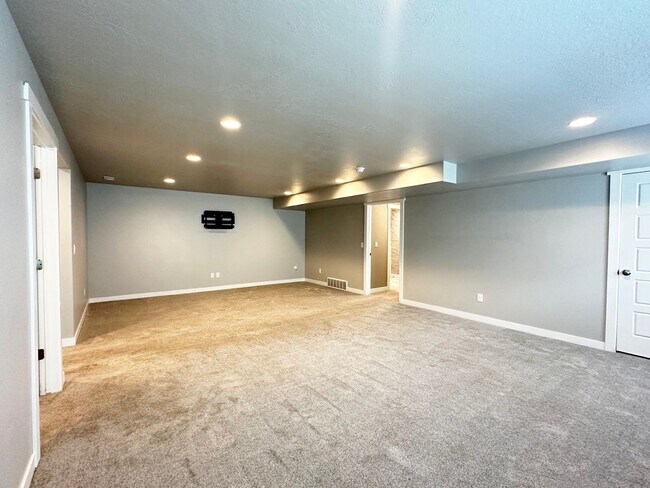 Building Photo - Amazing Home Available in the Heart of Highland UT!
