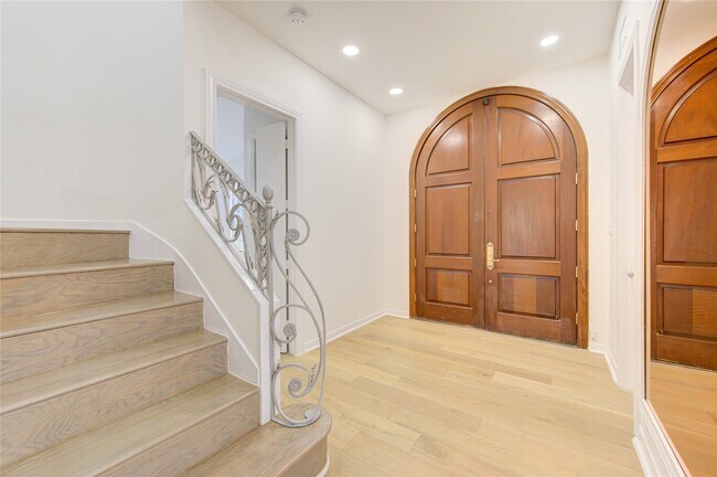 Building Photo - 50 Saddlebrook Ln