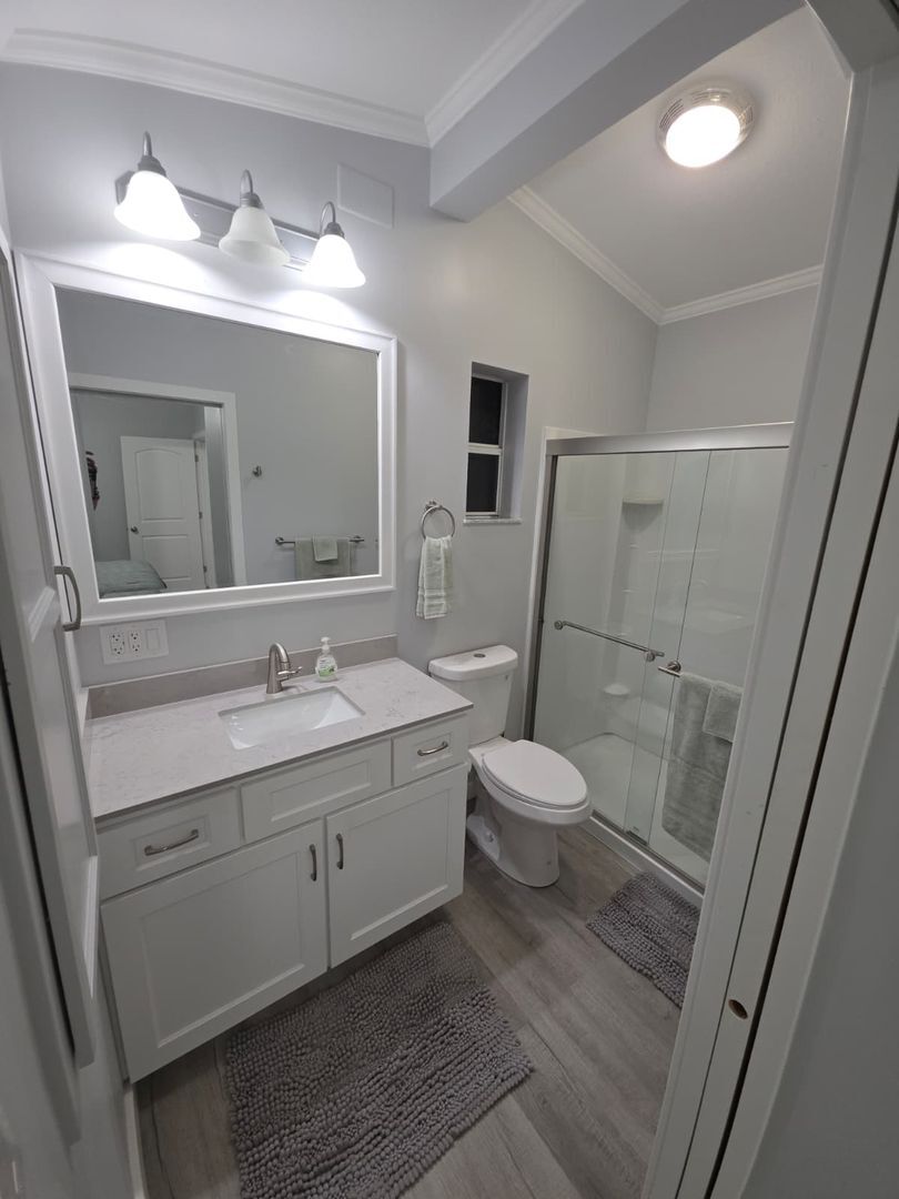 Building Photo - Newly Remodeled / Furnished 2 Bedroom / 2 Bathroom