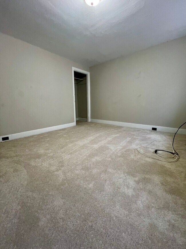 Building Photo - 3-Bedroom + Bonus Room | 1-Bath End-of-Row Townhome in Norristown – Available Now!