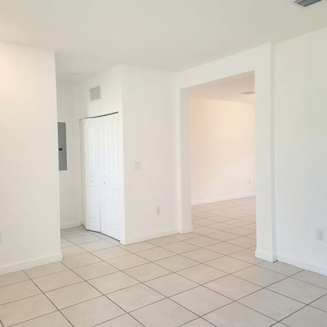 Building Photo - 20742 NE 5th Ct