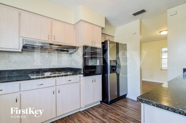 Building Photo - 4818 W Bay Villa Ave