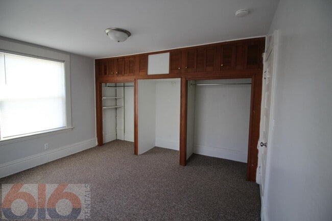 Building Photo - 243 Valley Ave NW