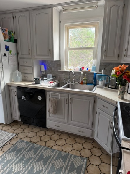 Building Photo - 66 Rowe Ave