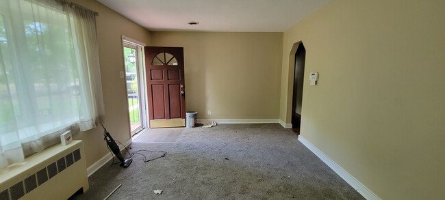 Building Photo - Brick ranch in Southside with large privat...
