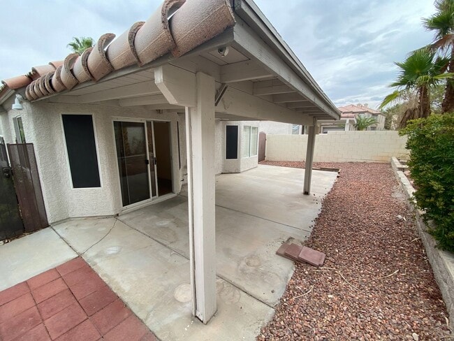 Building Photo - 2 bed/ 2 bath home located in Peccole Ranch