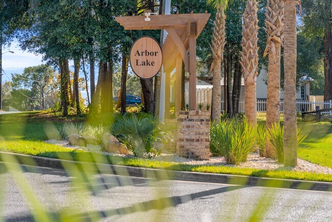 Building Photo - 820 Arbor Lake Dr