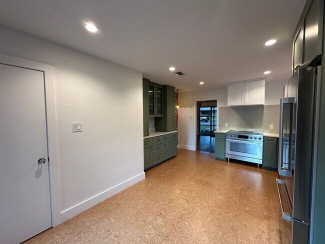 Building Photo - 4711 Fairview Dr