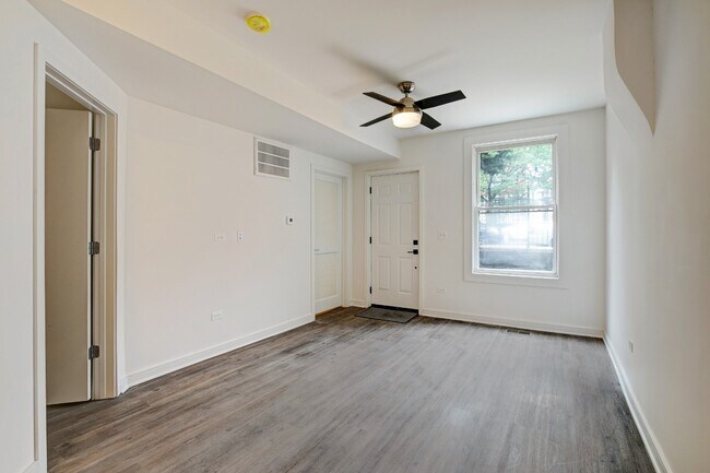 Building Photo - Gorgeous, Renovated 1/1bth Wicker Park, Avail 7/1