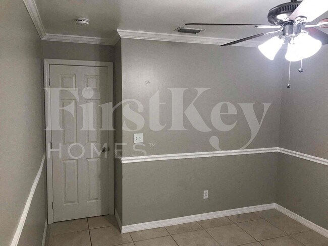 Building Photo - 241 SW 32nd Terrace