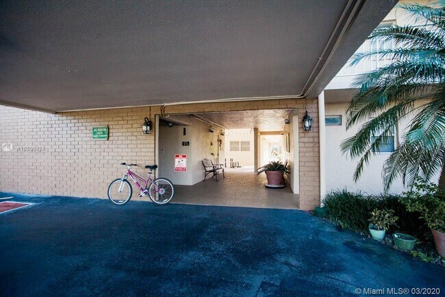 Building Photo - 300 NE 26th Ave