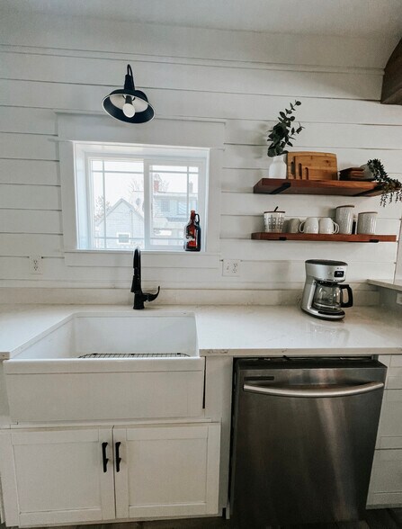 We have a large kitchen sink and a dishwasher. - 624 Park St