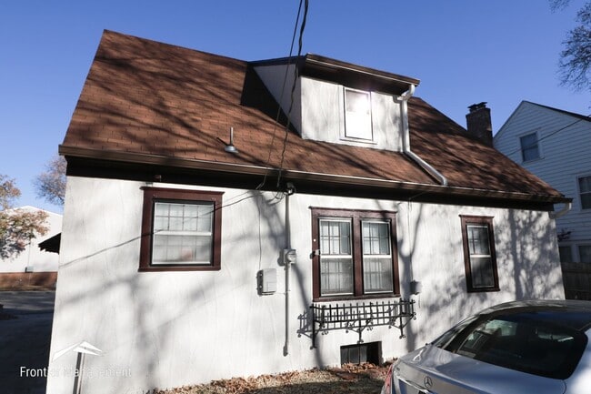 Building Photo - Awesome 4 bedroom 2 bathroom home located ...