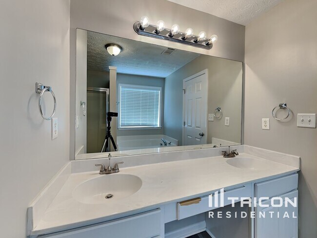 Building Photo - 3337 Coach House Ct