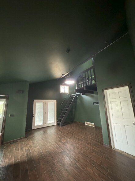 Building Photo - 210 N Limit St