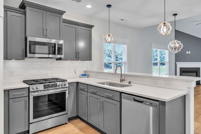 Building Photo - Elegant 3 Bed / 2.5 Bath Luxury Townhome + Bonus Room in Indigo Pointe with Main-Level Primary Su...