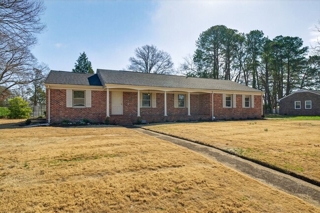 Building Photo - 2305 Lakewood Ln