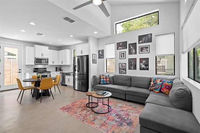 Building Photo - 2715 E 3rd St