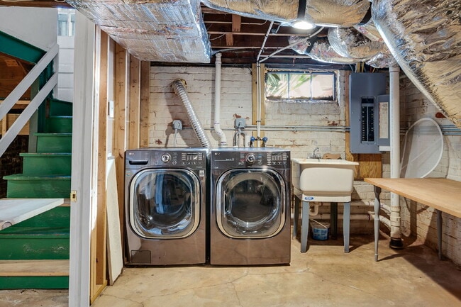 Building Photo - Standout 3-bed, 1.5-bath 1930s Richmond home full of vintage charm