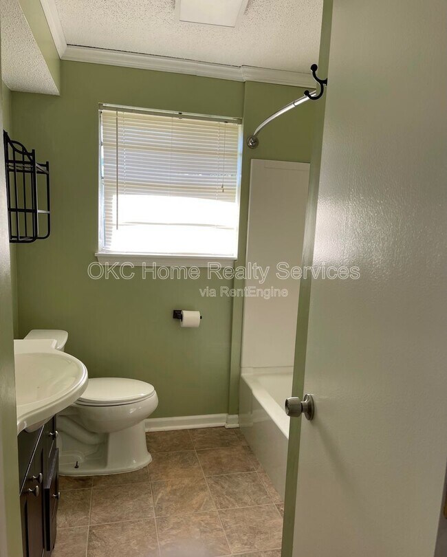 Building Photo - 513 Sunnyside Pl
