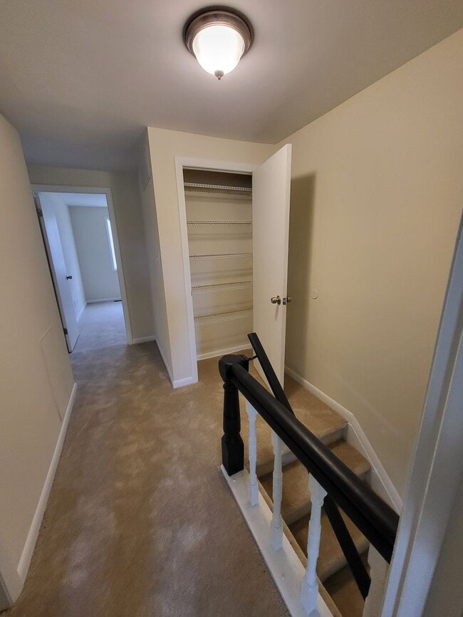 Building Photo - RARE 3-Bed Townhome in Fox Ridge Manor!