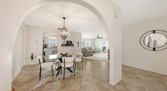 Building Photo - 6717 Roxbury Dr