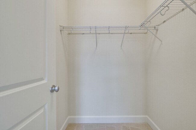 Building Photo - Excellent 4 Bed 2.5 Bath Town Home!