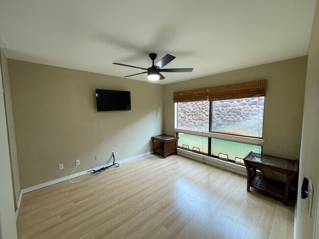 Building Photo - Unfurnished One Bedroom Available Immediately!