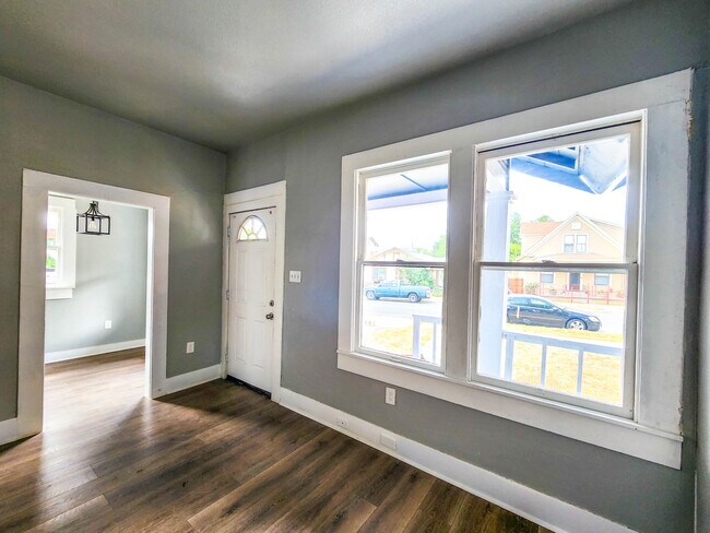 Building Photo - 126 Uvalde St