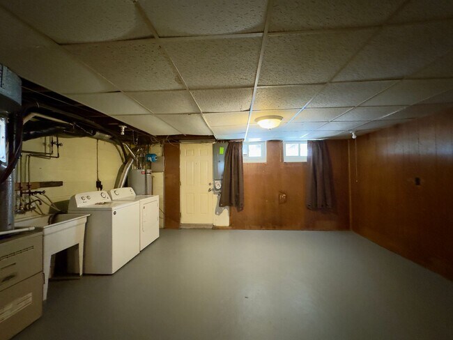 Building Photo - 5731 Denwood Ave