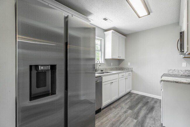 Building Photo - 4 bedroom 2 bath in the Southside (Mill Town)