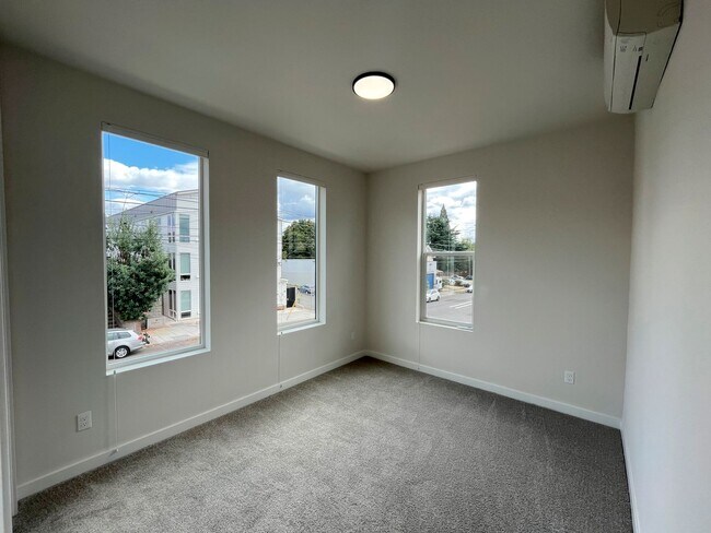 Building Photo - Stunning Modern Townhome-Style Unit with Washer/Dryer Included, A/C!