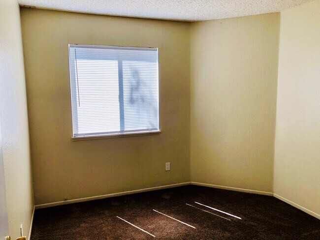 Building Photo - 37007 Pond Ave