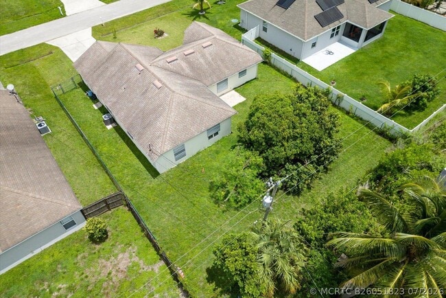 Building Photo - 1058 SW Locke Ave