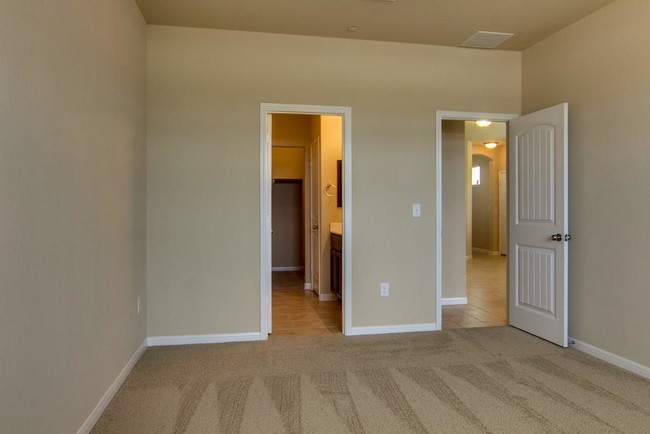 Building Photo - 2880 Donnell Dr