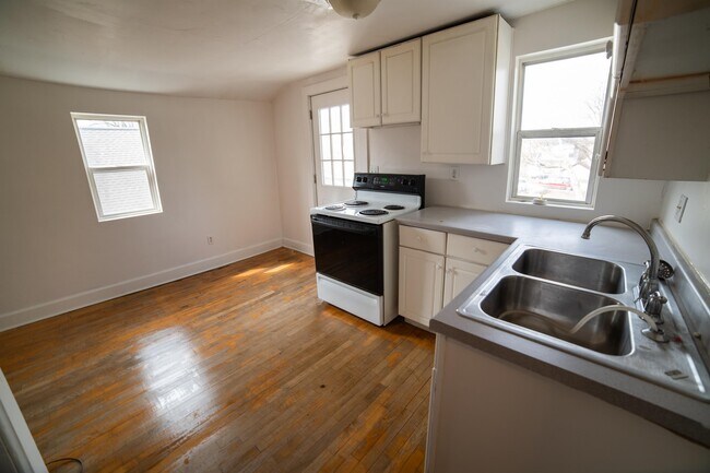 Building Photo - 127 Woodlawn Ave