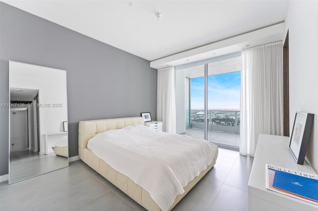 Building Photo - 900 Biscayne Blvd