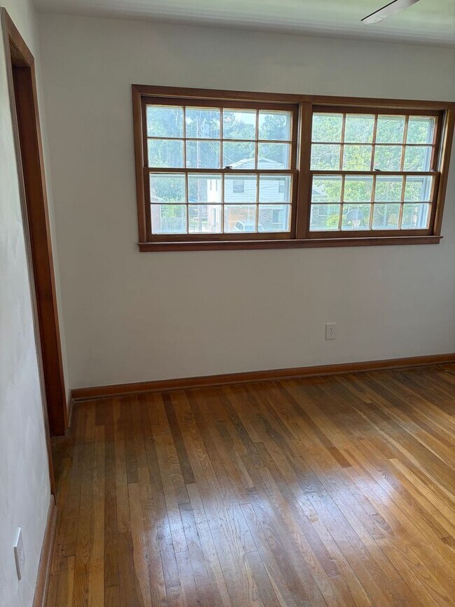 Building Photo - Rooms for Rent
