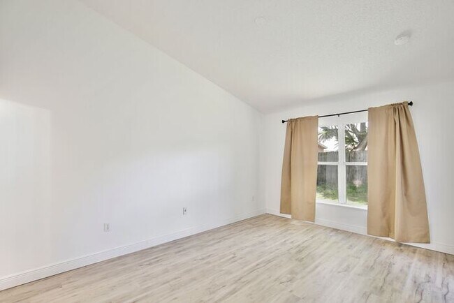 Building Photo - Beautiful 3/2 Home Recently Remodeled with...