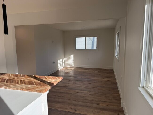 Building Photo - 114 E Prentiss St